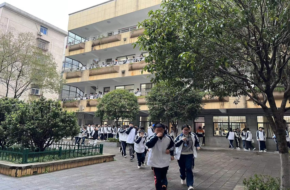 衡阳市衡钢中学开展消防应急疏散演练活动